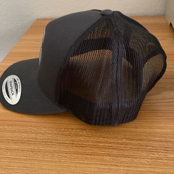 The Classics by Yupoong Men’s Adjustable Snapback Trucker Hat NWOT - Picture 3 of 6